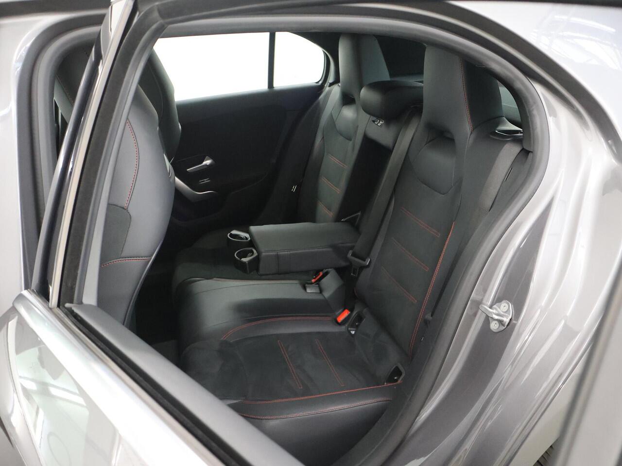 Mercedes-Benz A-KLASSE 250 e AMG Line | Achteruitrijcamera | Panoramadak | Sfeerverlichting | Stoelverwarming |