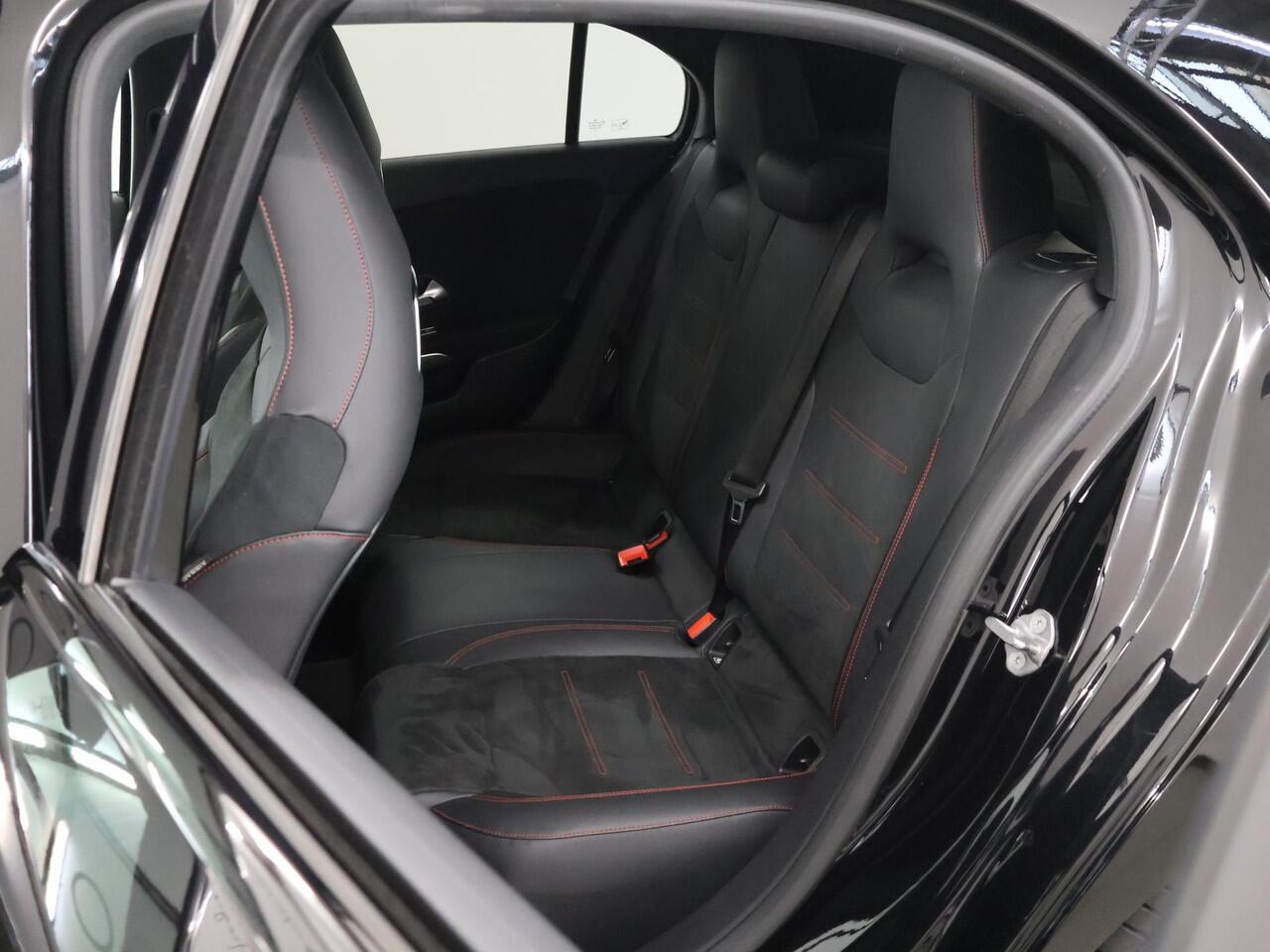 Mercedes-Benz A-KLASSE 180 Business Solution AMG | Night | Panoramadak | Sfeerverlichting | Achteruitrijcamera | Stoelverwarming |