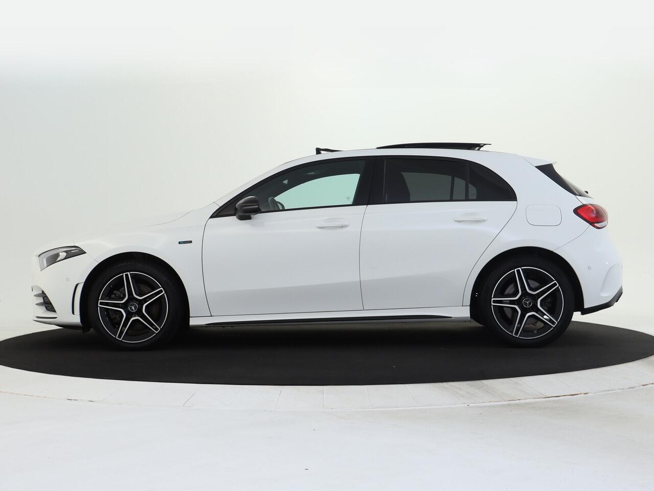 Mercedes-Benz A-KLASSE 250 e AMG Line | Panoramadak | Sfeerverlichting | Cruise Control | Inclusief 24 maanden MB Certified garantie voor Europa.