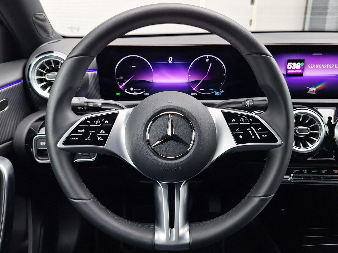 Mercedes-Benz A-KLASSE 180 Star Edition Luxury | Night Pakket | Achteruitrijcamera | Sfeerverlichting | Dodehoekassistent | Stoelverwarming | Parkeersensoren | Keyless-GO | Elektrisch Inklapbare Buitenspiegels