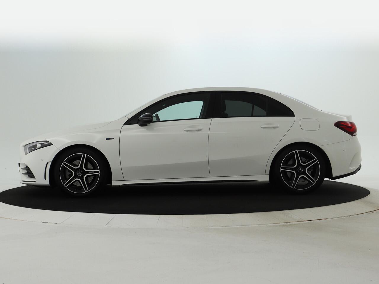 Mercedes-Benz A-KLASSE 250 e Sedan AMG Plug-In Hybride AMG Line | NIght Pakket | Trekhaak | Sfeerverlichting. Inclusief 24 maanden MB Certified garantie voor Europa.