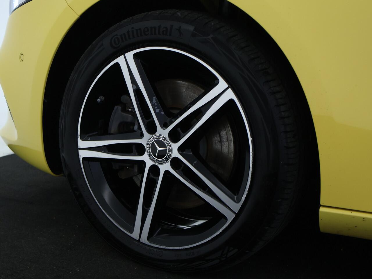 Mercedes-Benz A-KLASSE 250 e NIght Plug-In Hybride | Nightpakket | Trekhaak | Achteruitrijcamera | Ledkoplampen | Stoelverwarming | Sfeerverlichting. Inclusief 24 maanden MB Certified garantie voor Europa.