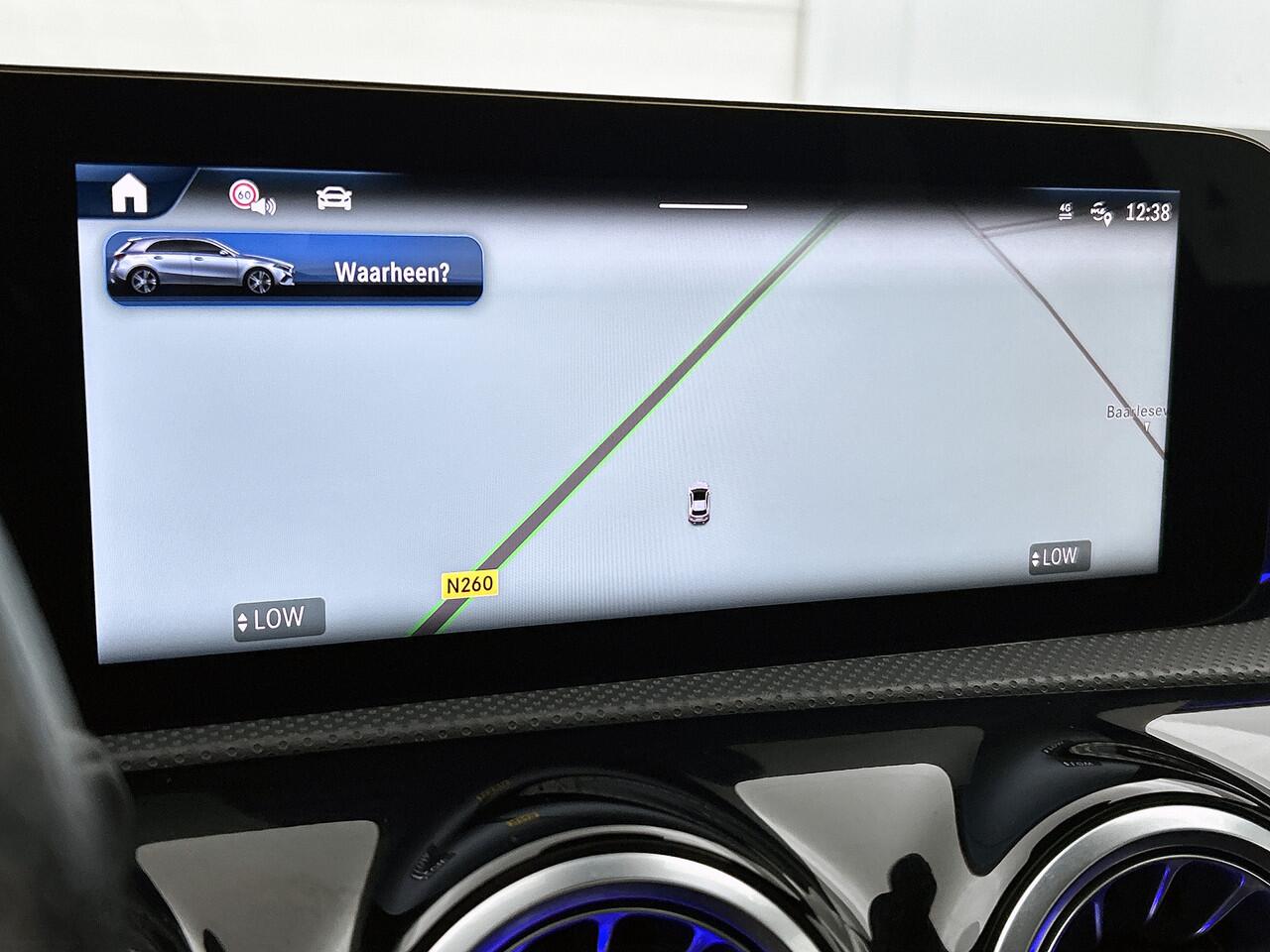 Mercedes-Benz A-KLASSE 180 Star Edition AMG Line | Nightpakket | Dodehoekassistent | Smartphone integratie | KEYLESS GO | 19 inch AMG velgen | Sfeerverlichting | Verwarmde stoelen vooraan | Panoramaschuifdak |