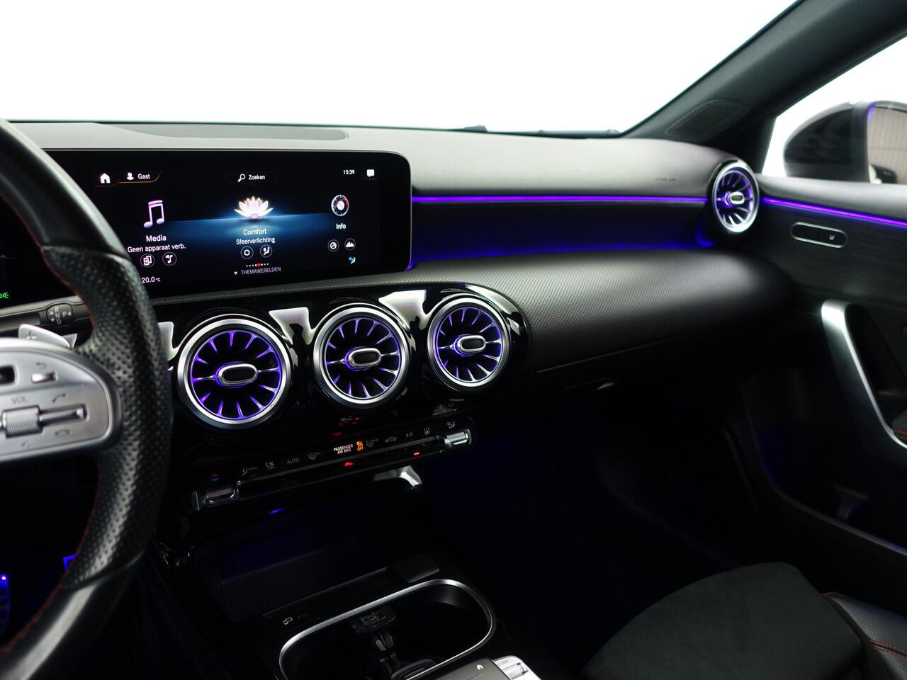 Mercedes-Benz A-KLASSE 250 AMG Premium Plus Aut- Sport Uitlaat, Panoramadak, Sfeereverlichting, Xenon Led, Stoelverwarming