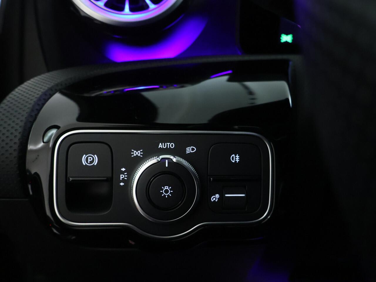 Mercedes-Benz A-KLASSE 250 e Star Edition AMG Line | AMG Line | Sfeerverlichting | Achteruitrijcamera | Apple CarPlay | Inclusief 24 maanden MB Certified garantie voor Europa.