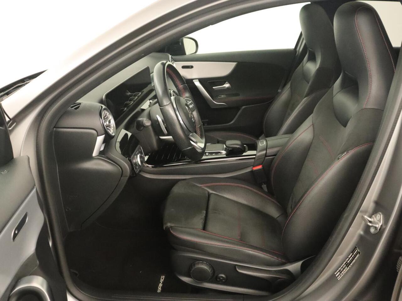 Mercedes-Benz A-KLASSE 180 Business Solution AMG | Panoramadak | Stoelverwarming | Leder/Alcantara | Camera | Navigatie | Widescreen | Designo Mountaingrijs Magno