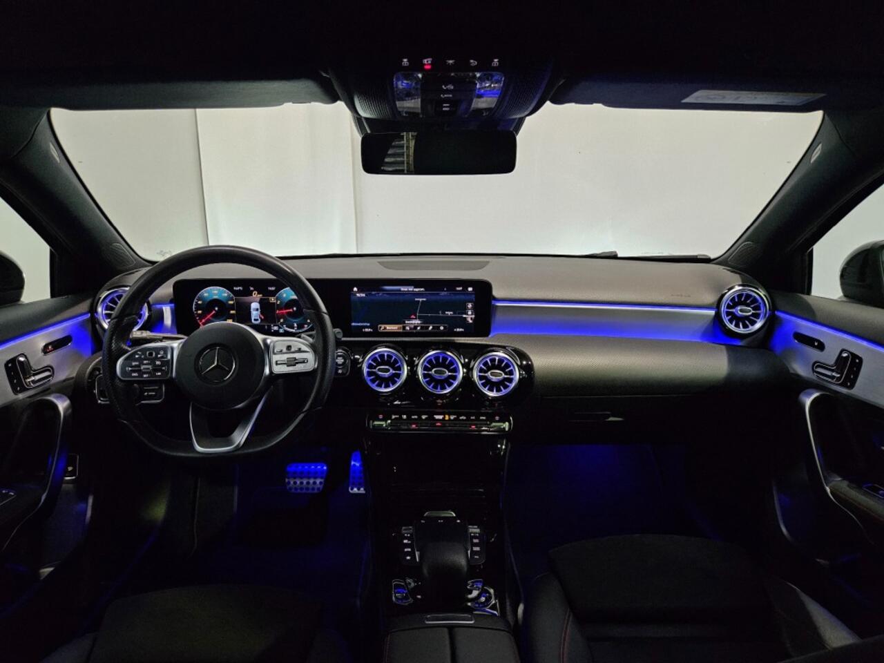 Mercedes-Benz A-KLASSE 180 Business Solution AMG / Panoramadak / Night Pakket / Sfeerverl. / NL Auto