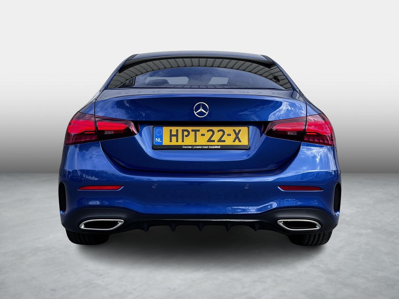 Mercedes-Benz A-KLASSE Limousine 180 Star Edition AMG | Bruin Interieur | Night Pakket | Panoramadak | MULTIBEAM LED Koplampen | Apple CarPlay | Android Auto | Sierdelen Lindehout Zwart | Sfeerverlichting | Stoelverwarming | Achteruitrijcamera