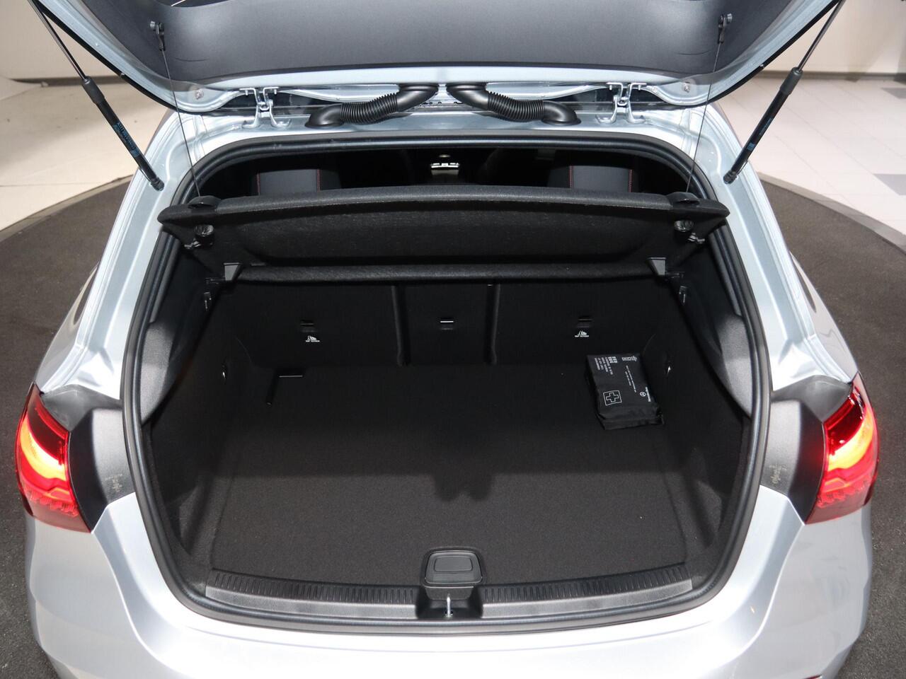 Mercedes-Benz A-KLASSE 180 Business Solution AMG | Panoramaschuifdak | Premium plus | Head-Up | Stoelverwarming | Achteruitrijcamera | MULTIBEAM LED |