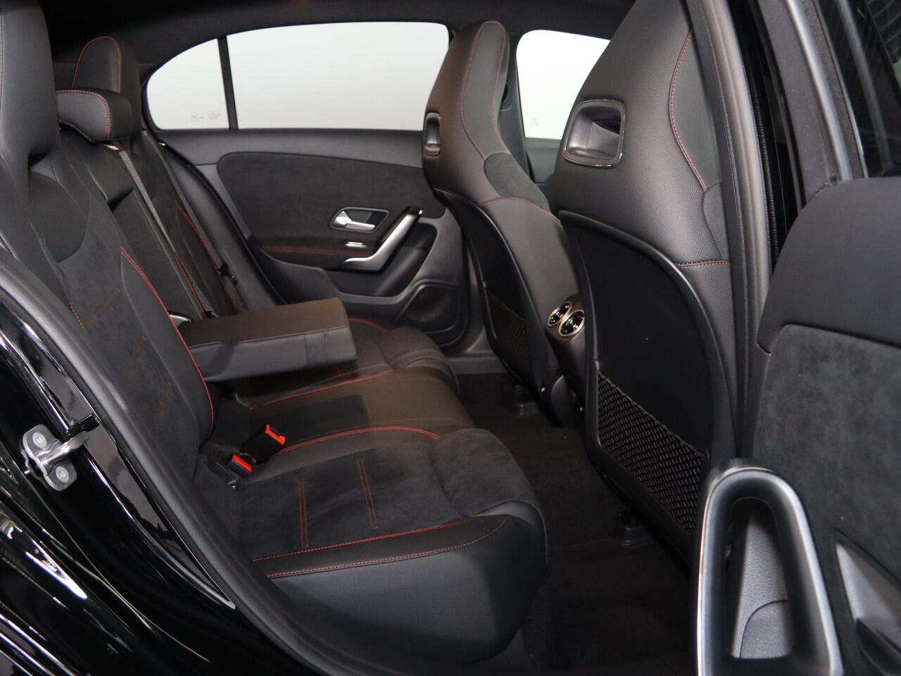 Mercedes-Benz A-KLASSE 250e Business Solution AMG | Panoramaschuifdak | Night | Achteruitrijcamera| Stoelverwarming voor | LED koplampen |