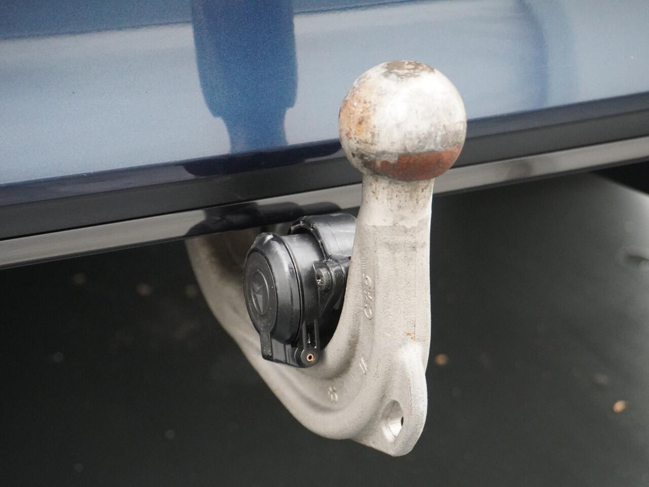 Mercedes-Benz A-KLASSE 250e AMG // Panoramadak // Memory // Trekhaak // Keyless // Carplay // Sfeerverlichting // MultiBeam LED // Night Pakket // Augmented Reality