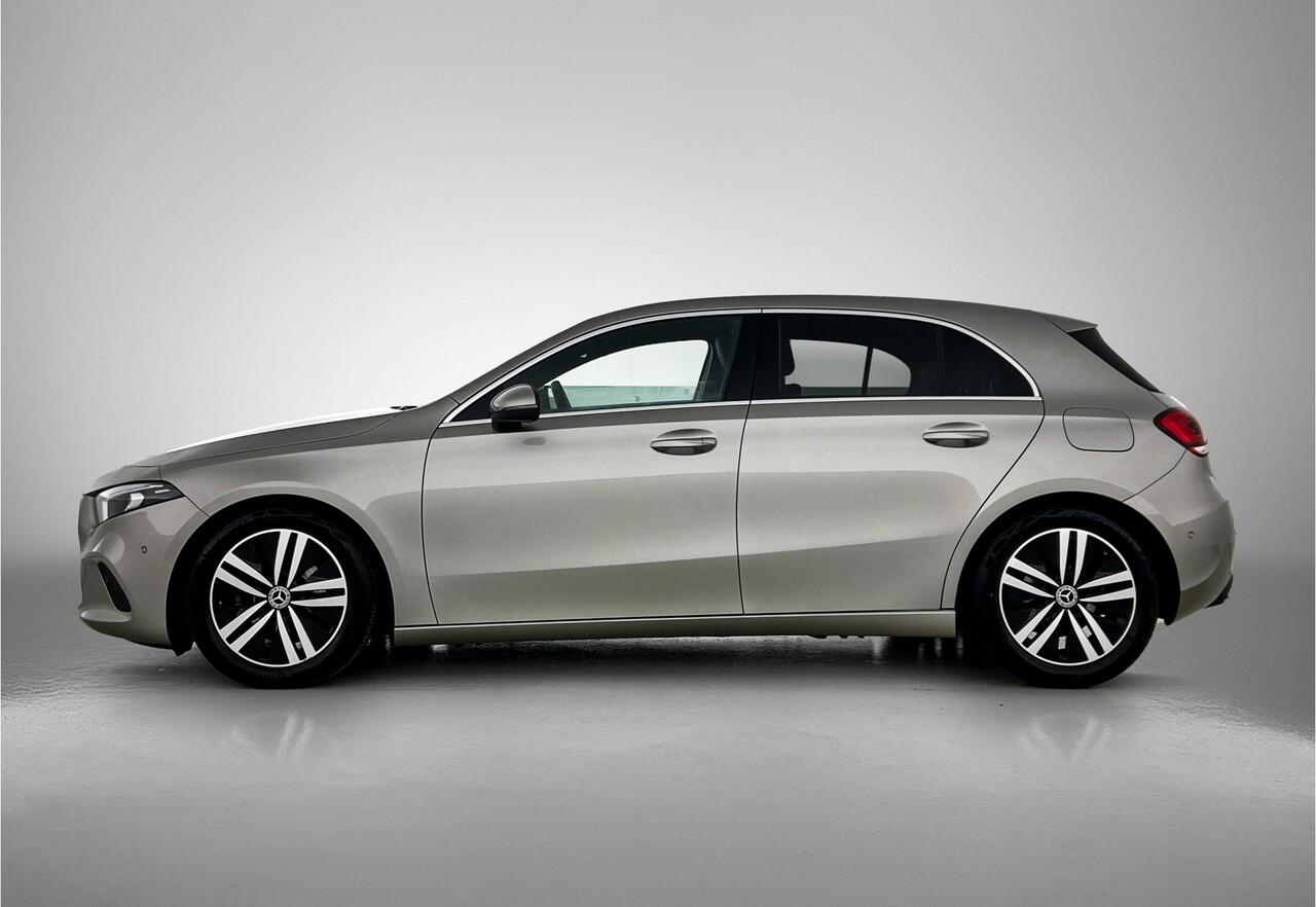 Mercedes-Benz A-KLASSE 160 Luxury-Line Handgeschakeld 6 versn. | Led Lights | Apple CarPlay | Achteruitrijcamera | Stoelverwarming Voor | Spiegelpakket. Inclusief 24 maanden MB Certified garantie voor Europa.