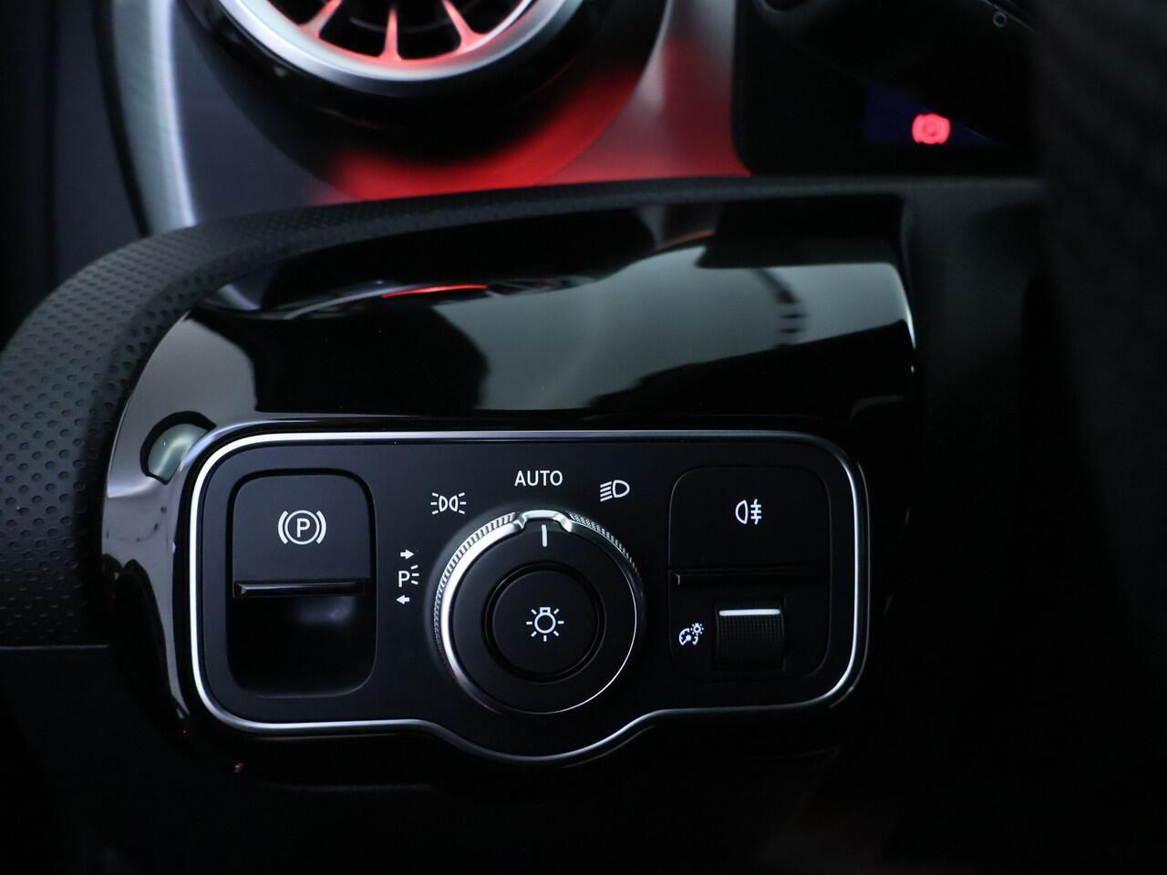 Mercedes-Benz A-KLASSE 160 Business Solution AMG AMG Line | Night Pakket | Panorama Schuif-Kanteldak | Sfeerverlichting | Memory Voorstoelen | MultiBeam Koplampen. Inclusief 24 maanden MB Certified garantie voor Europa.