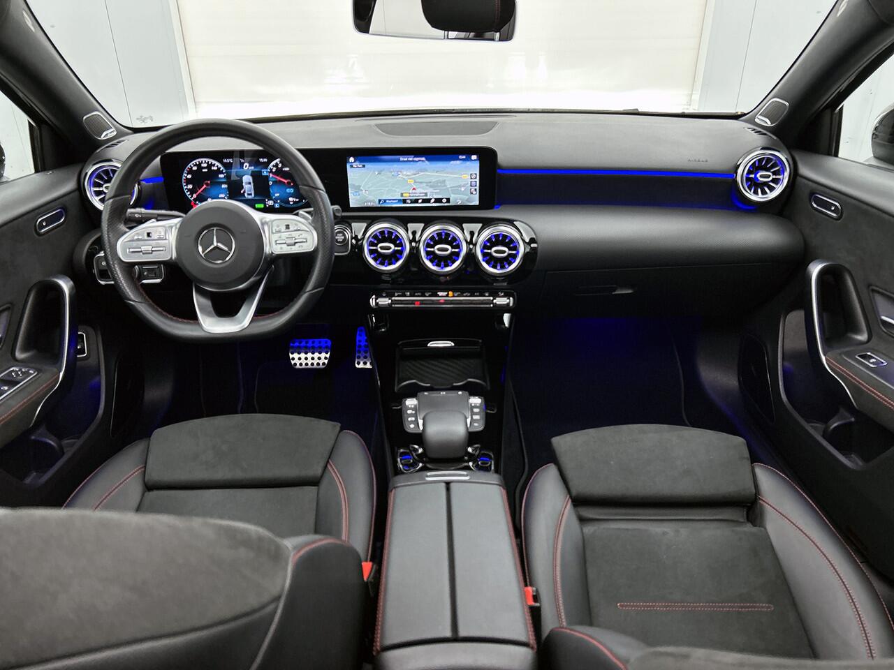 Mercedes-Benz A-KLASSE 250 e AMG Plug-In Hybride | Panoramadak | Achteruitrijcamera | Nightpakket | Sfeerverlichting | Burmester | Inclusief 24 maanden MB Certified garantie voor Europa.