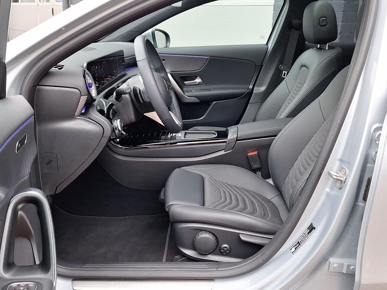 Mercedes-Benz A-KLASSE 180 Star Edition Luxury | Panoramadak | Trekhaak | Achteruitrijcamera | Dodehoekassistent | Donkergetint Glas Achter | Sfeerverlichting | Stoelverwarming | Keyless-GO | Parkeersensoren | Elektrisch Inklapbare Buitenspiegels