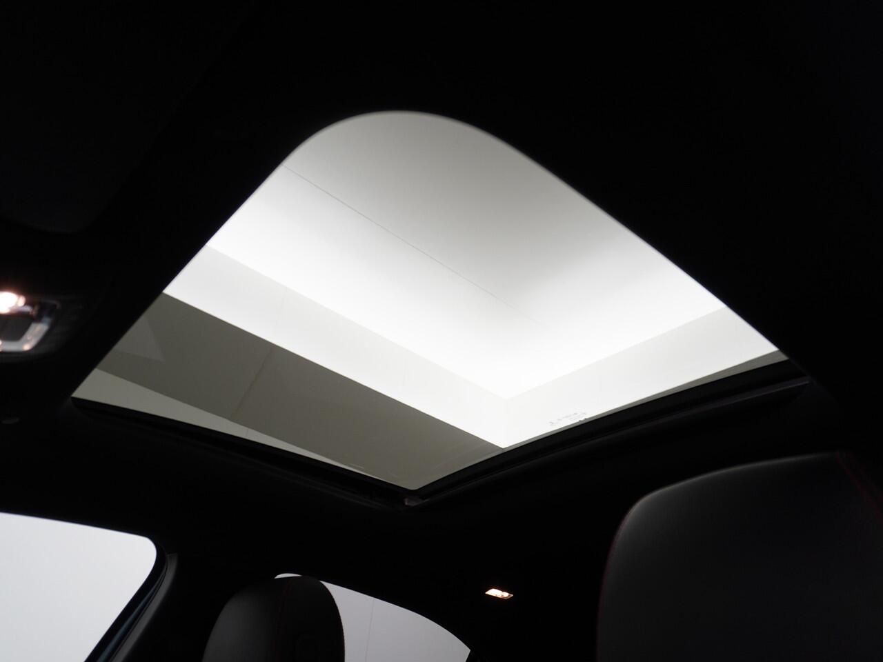 Mercedes-Benz A-KLASSE 250e AMG // Panoramadak // Memory // Trekhaak // Keyless // Carplay // Sfeerverlichting // MultiBeam LED // Night Pakket // Augmented Reality