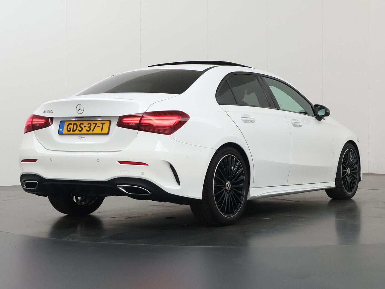 Mercedes-Benz A-KLASSE Limousine 180 Star Edition AMG Panoramadak | Night-pakket | 19" AMG velgen | Sfeerverlichting | Stoelverwarming | Multibeam led koplampen
