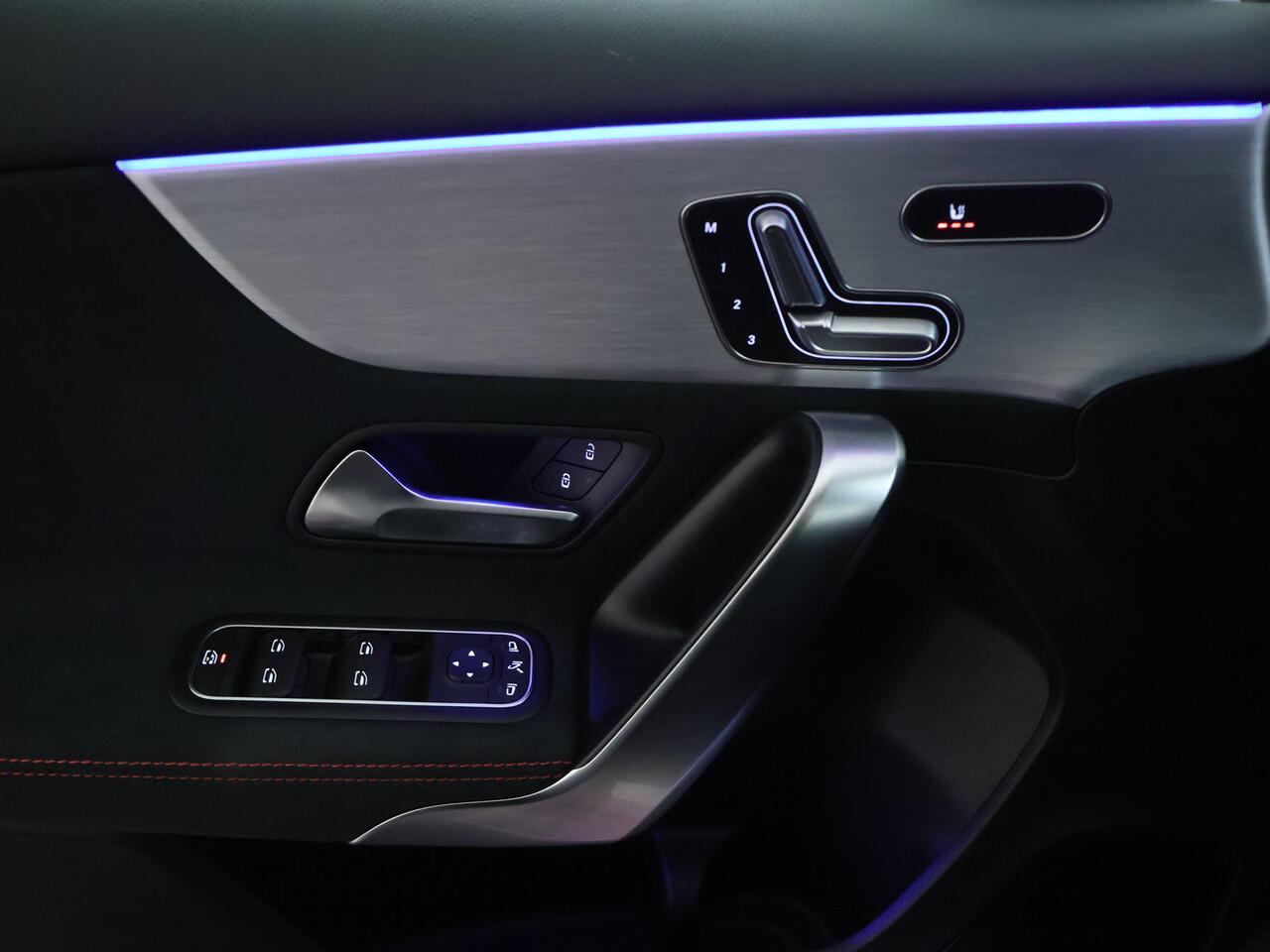 Mercedes-Benz A-KLASSE 160 Business Solution AMG Panoramadak | 5 spaaks lichtmetalen velgen | Navigatie | Parking support met camera achter | elect bed. voorstoelen met memory | Inclusief 48 maanden Mercedes-Benz Certified garantie voor Europa.