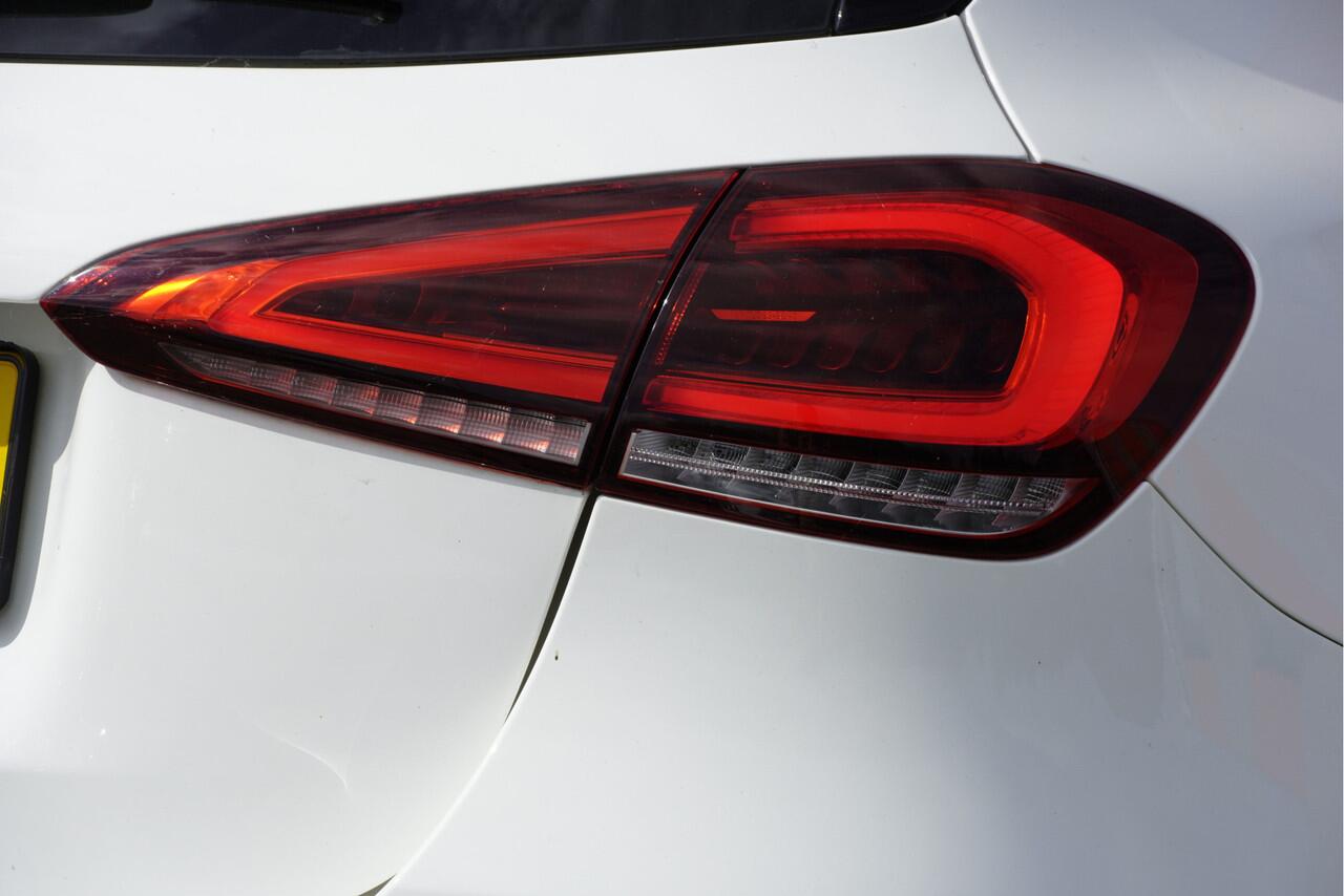 Mercedes-Benz A-KLASSE 180 Automaat! 5drs Business Solution BJ2021 Lmv 16" | Led V+A | Pdc | Navi | Elek. trekhaak | Achteruitrijcamera | Virtual cockpit | Climate control | Cruise control | Verwarmde voorstoelen | Getint glas