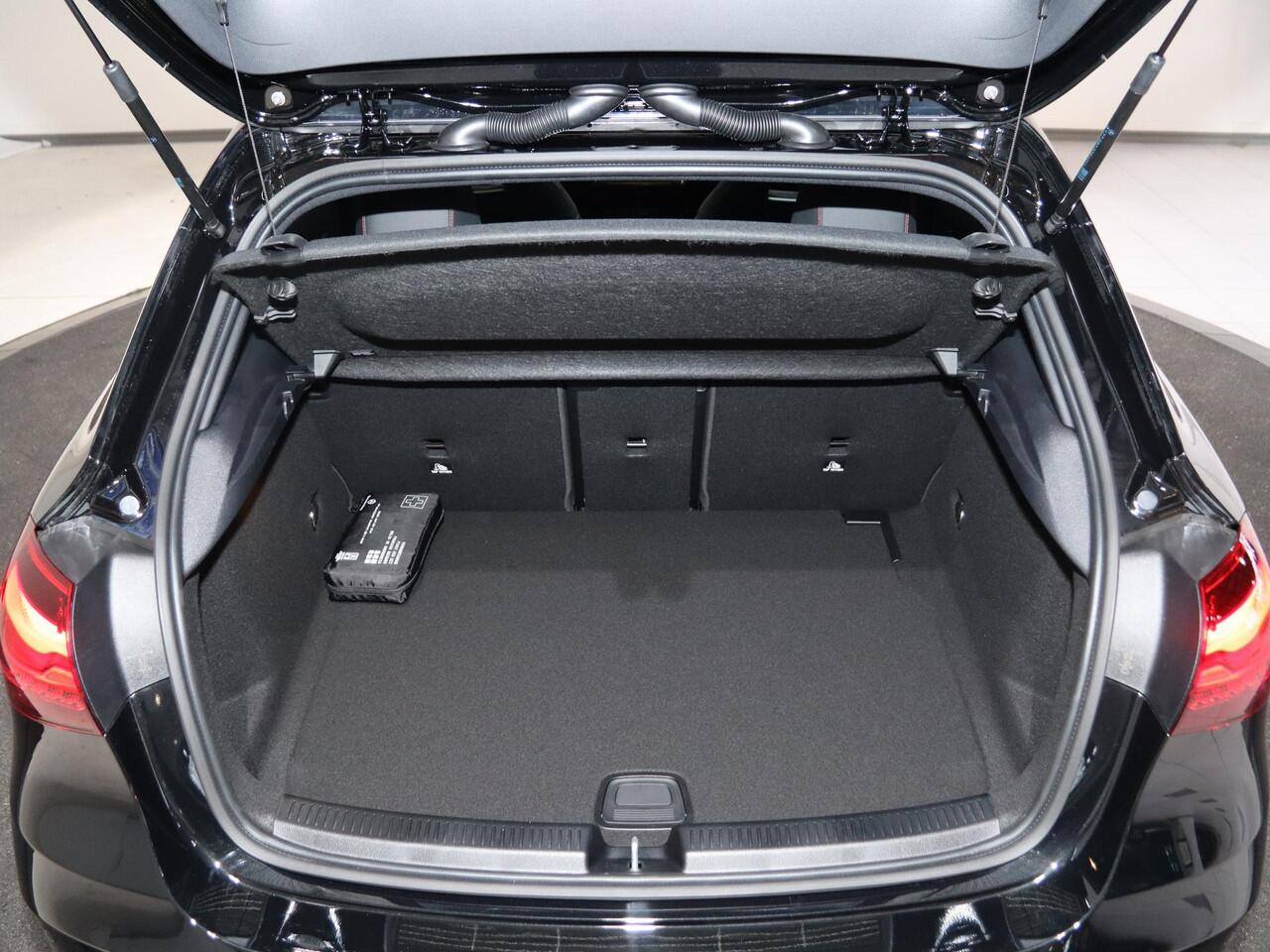 Mercedes-Benz A-KLASSE 180 Business Solution AMG | Panoramaschuifdak | Premium plus | Head-Up | Stoelverwarming | Achteruitrijcamera | MULTIBEAM LED |