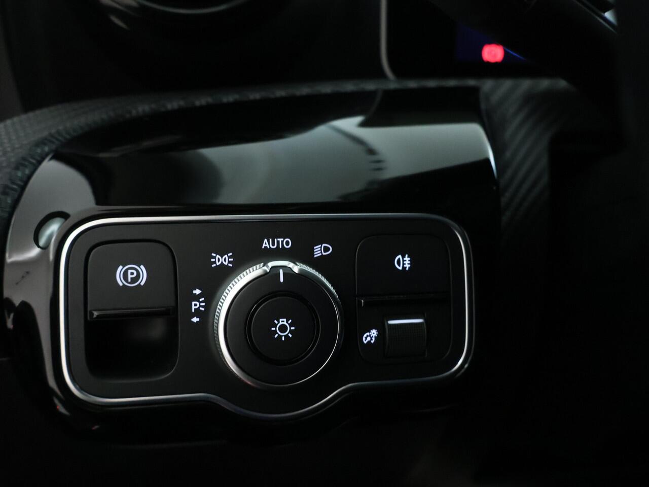 Mercedes-Benz A-KLASSE 180 Business Solution | Led koplampen | Stoelverwarming | Achteruitrijcamera | Elektrisch inklapbare buitenspiegels | Apple CarPlay. Inclusief 24 maanden MB Certified garantie voor Europa.
