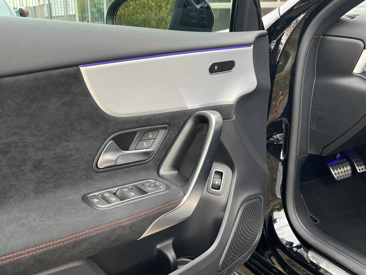 Mercedes-Benz A-KLASSE Limousine 250 e Star Edition AMG Line | Panoramadak | Night Pakket | Dodehoekassistent | MULTIBEAM LED koplampen | Stoelverwarming | Sfeerverlichting | Sierdelen Aluminium | Elektrisch Inklapbare Buitenspiegels | Achteruitrijcamera | Parkeersensoren