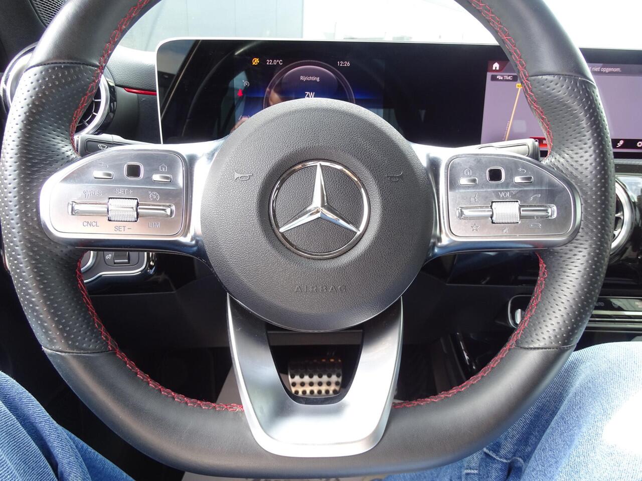 Mercedes-Benz A-KLASSE 200 Premium Plus AMG-LINE ACHTERUITRIJCAMERA | ADAPTIEVE CRUISECONTROL | NAVIGATIE | PARKEERSENSOREN ACHTER | KEYLESS START/ENTRY | LED KOPLAMPEN DAGRIJVERLICHTING | DAB RADIO | LEDER/ALCANTARA