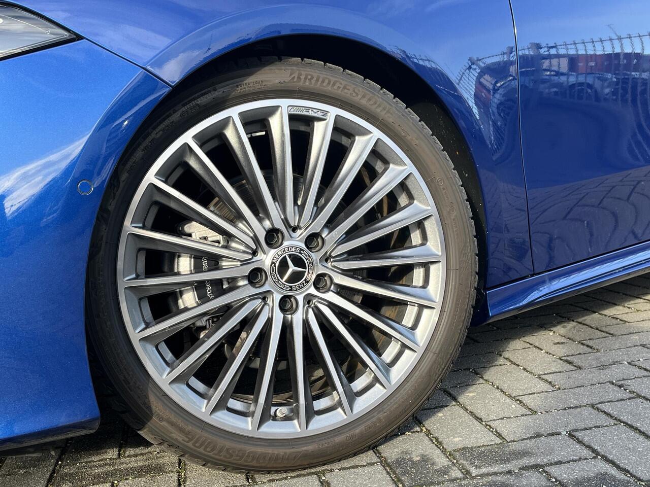 Mercedes-Benz A-KLASSE 180 Star Edition AMG | Panoramadak | Winter Pakket | Dodehoekassistent | MULTIBEAM LED Koplampen | Donkergetint Glas Achter | Stoelverwarming | Stuurverwarming | Sfeerverlichting | Elektrisch Inklapbare Buitenspiegels | Achteruitrijcamera | Parkeersensore