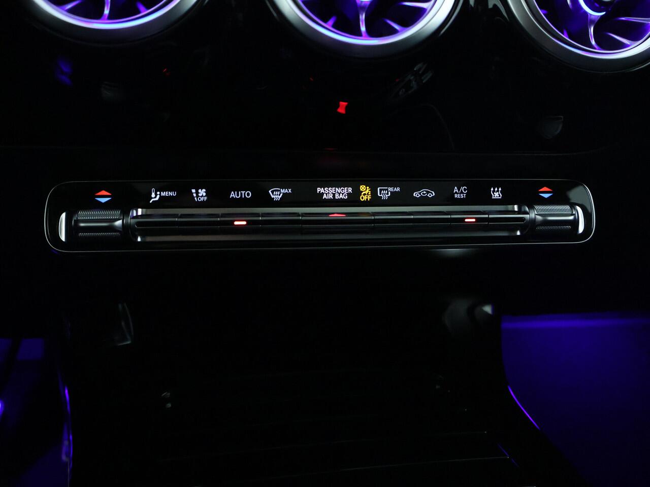 Mercedes-Benz A-KLASSE 250 e Business Solution AMG | Trekhaak | Nightpakket | Premium Plus pakket | Parkeerpakket met 360°-camera | Dodehoekassistent | KEYLESS GO-comfortpakket | Extra USB-poorten | Spiegelpakket | Head-up display |