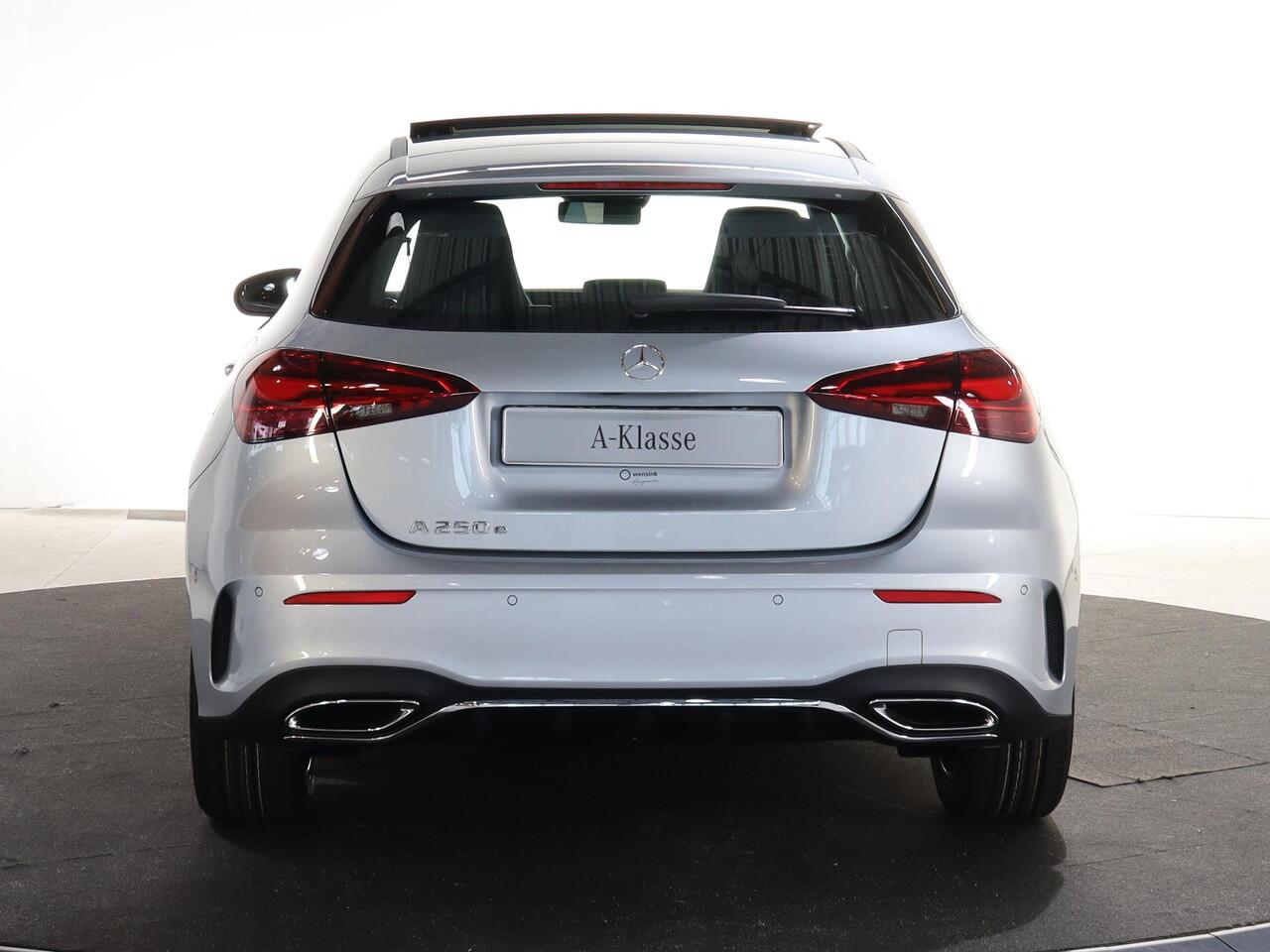 Mercedes-Benz A-KLASSE 250e Business Solution AMG | Panoramaschuifdak | Head-up display | Premium Plus | Stoelverwarming | 360° camera |