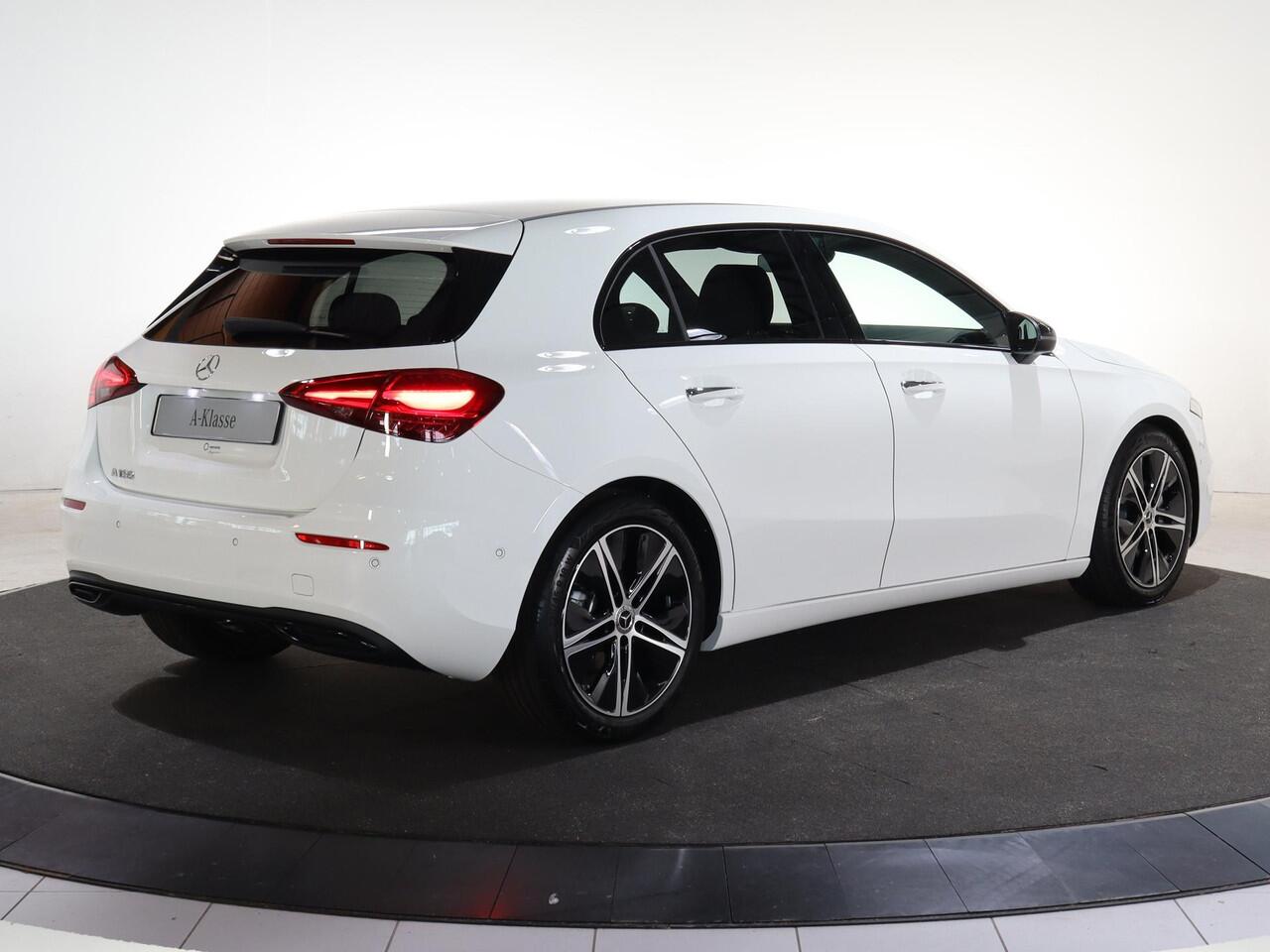 Mercedes-Benz A-KLASSE 180 Star Edition Luxury Line | Trekhaak | Dodehoekassistent | 18" lichtmetalen velgen