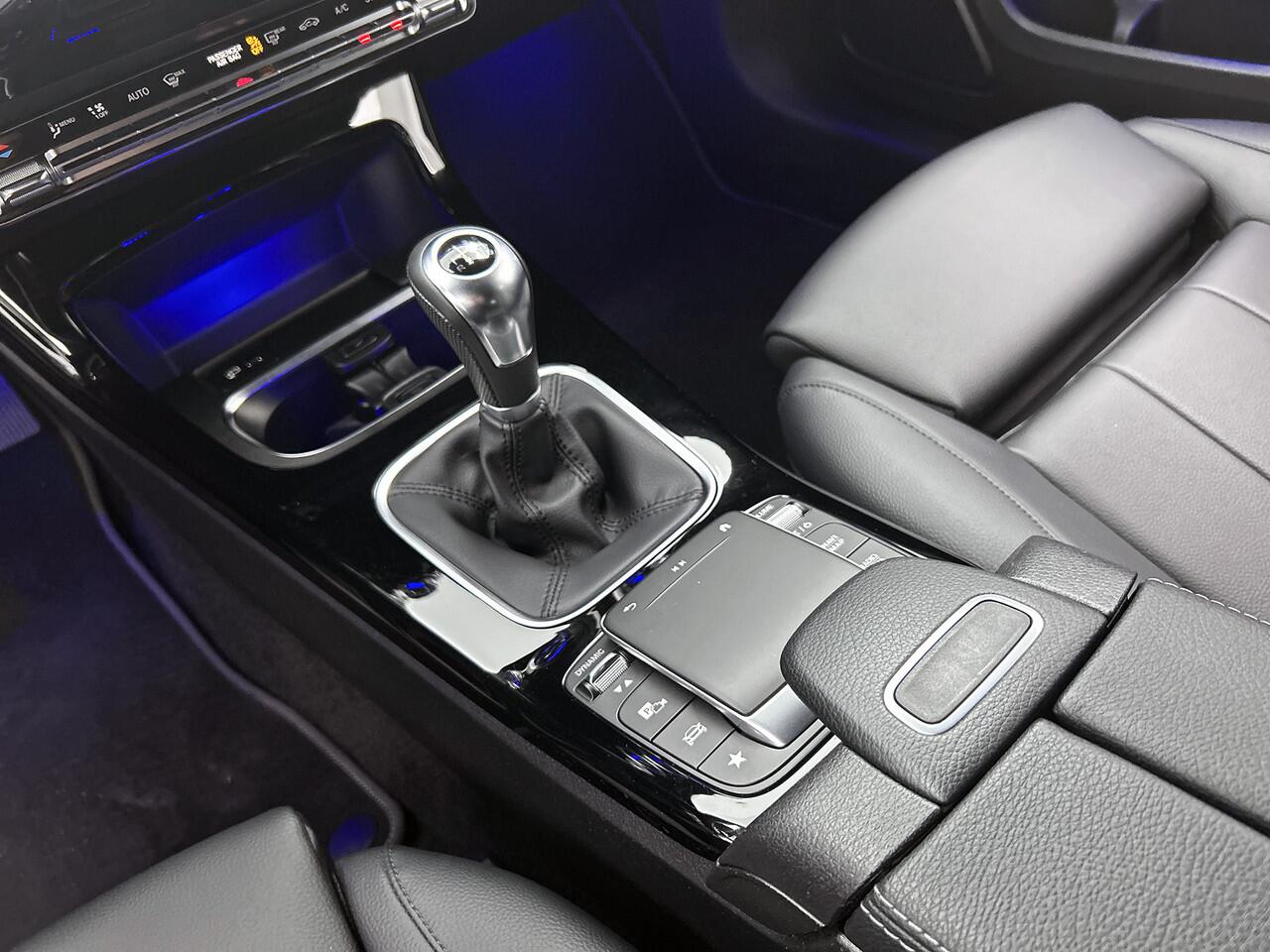 Mercedes-Benz A-KLASSE 160 Luxury-Line Handgeschakeld 6 versn. | Led Lights | Apple CarPlay | Achteruitrijcamera | Stoelverwarming Voor | Spiegelpakket. Inclusief 24 maanden MB Certified garantie voor Europa.