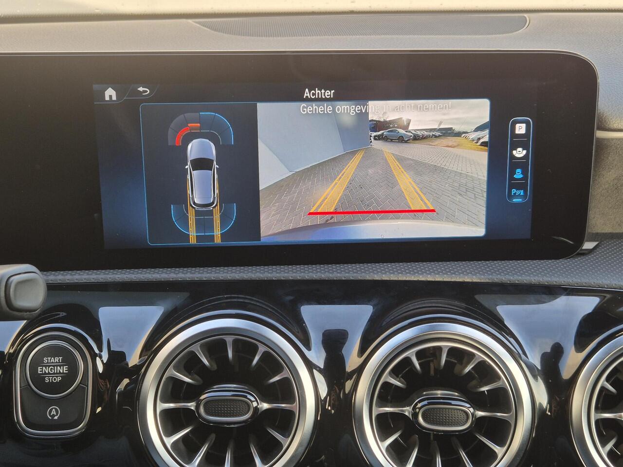 Mercedes-Benz A-KLASSE 200 AMG Line Automaat / Trekgewicht 1600 Kg / Stoelverwarming / Achteruitrijcamera / Navigatie / Keyless Entry/Start / Adaptief CC / Climate control / Parkeersensoren voor en achter /