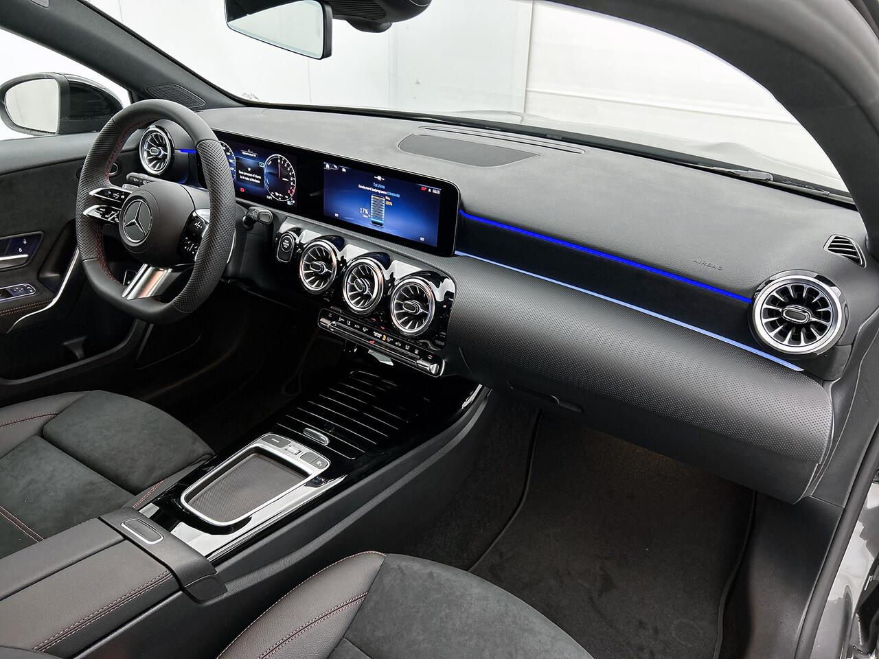 Mercedes-Benz A-KLASSE 250 e Business Solution AMG | Nightpakket | Smartphone integratie | Panoramaschuifdak | Multibeam LED | Stoelverwarming voor | Parkeerpakket met achteruitrijcamera | KEYLESS GO |