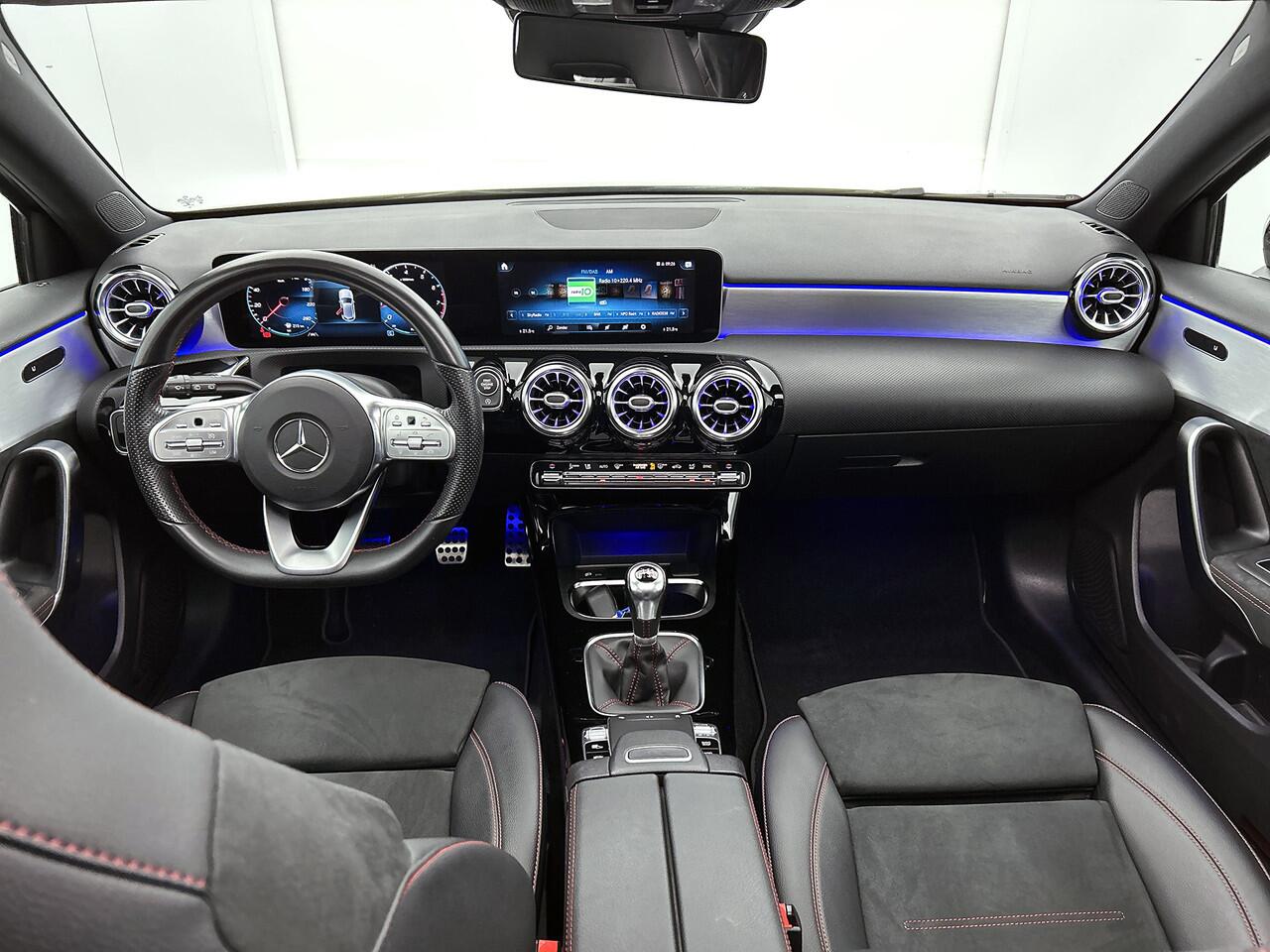 Mercedes-Benz A-KLASSE 160 AMG-line Handgeschakeld | Night Pakket | Panoramaschuifdak | Sfeerverlichting | Stoelverwarming | Parkeer pakket | Inclusief 24 maanden MB Certified garantie voor Europa.