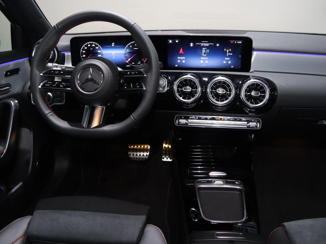 Mercedes-Benz A-KLASSE 180 Business Solution AMG | Panoramaschuifdak | Premium plus | Head-Up | Stoelverwarming | Achteruitrijcamera | MULTIBEAM LED |