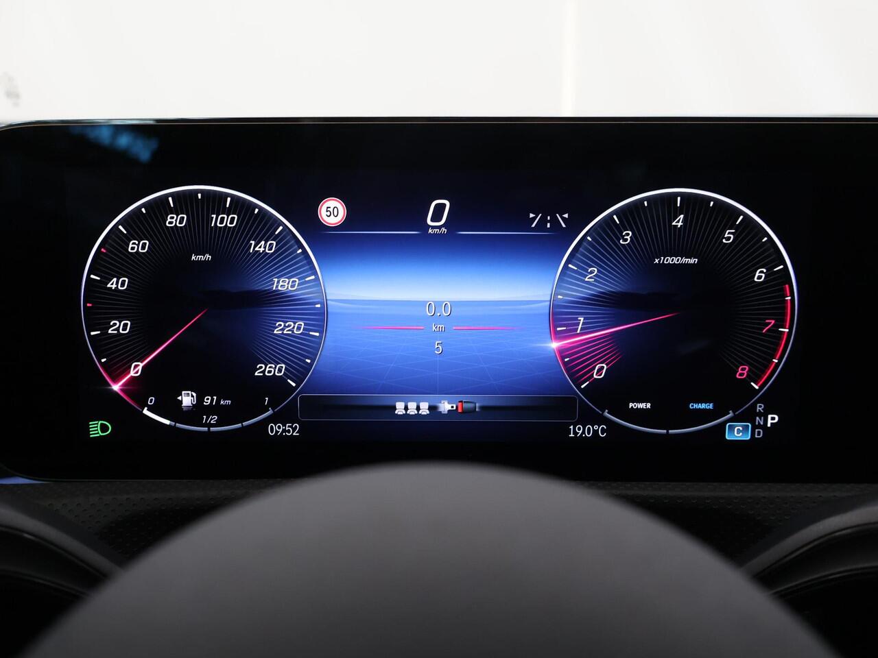 Mercedes-Benz A-KLASSE 180 Business Solution AMG | Night pakket | 19 inch velgen | Panoramadak | Keyless entry |