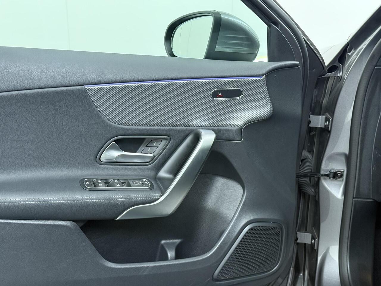 Mercedes-Benz A-KLASSE 180 Business Solution Luxury Panorama dak | Stoelverwarming | Navigatie | Camera |