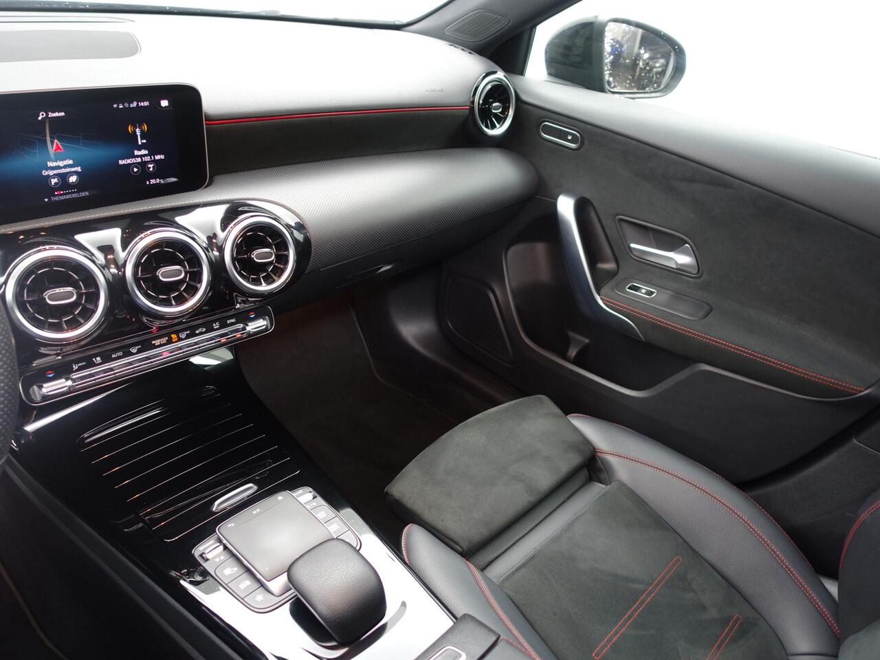 Mercedes-Benz A-KLASSE 180 AMG Night Edition Aut- Panoramadak, Sport Interieur, Xenon Led, Camera, Stoelverwarming