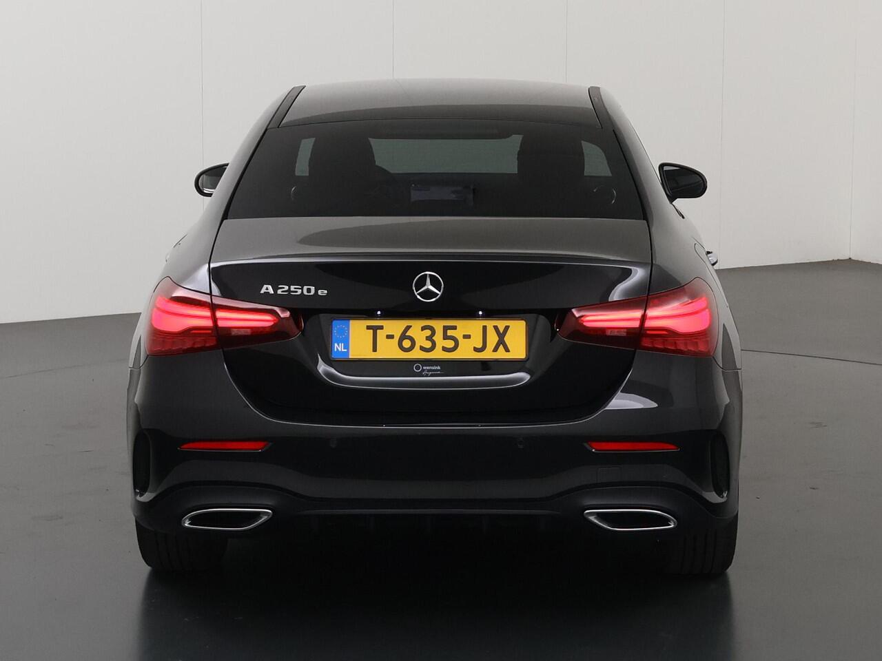 Mercedes-Benz A-KLASSE 250 e AMG Line | Night pakket | Stoelverwarming | Achteruitrijcamera | Keyless |