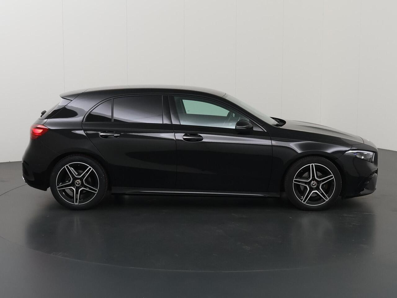 Mercedes-Benz A-KLASSE 180 AMG Line | Premium | Night pakket | Keyless go | Draadloos telefoon laden |
