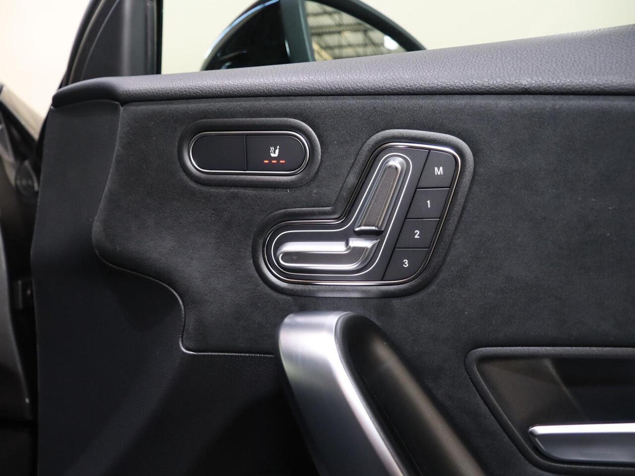 Mercedes-Benz A-KLASSE 180 Business Solution AMG | Night | Panoramaschuifdak | Premium plus | Head-Up | Stoelverwarming | 360 camera | MULTIBEAM LED |