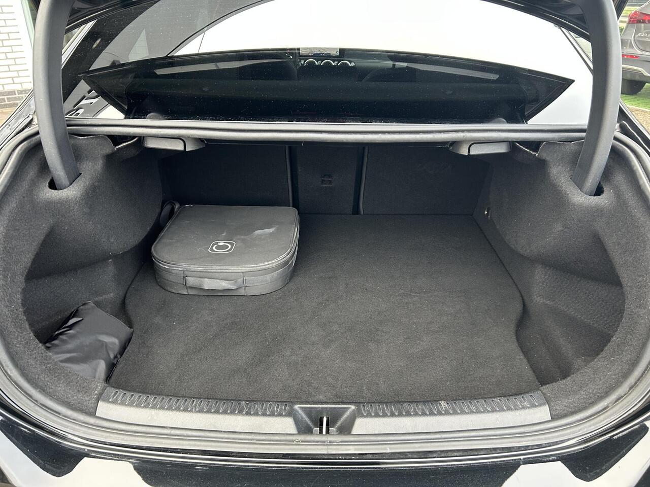 Mercedes-Benz A-KLASSE 250 e AMG Line | Premium | Night pakket | Panoramadak | Achteruitrijcamera | Stoelverwarming | Multibeam LED | Sfeerverlichting | Dodehoekassistentie | Keyless-GO