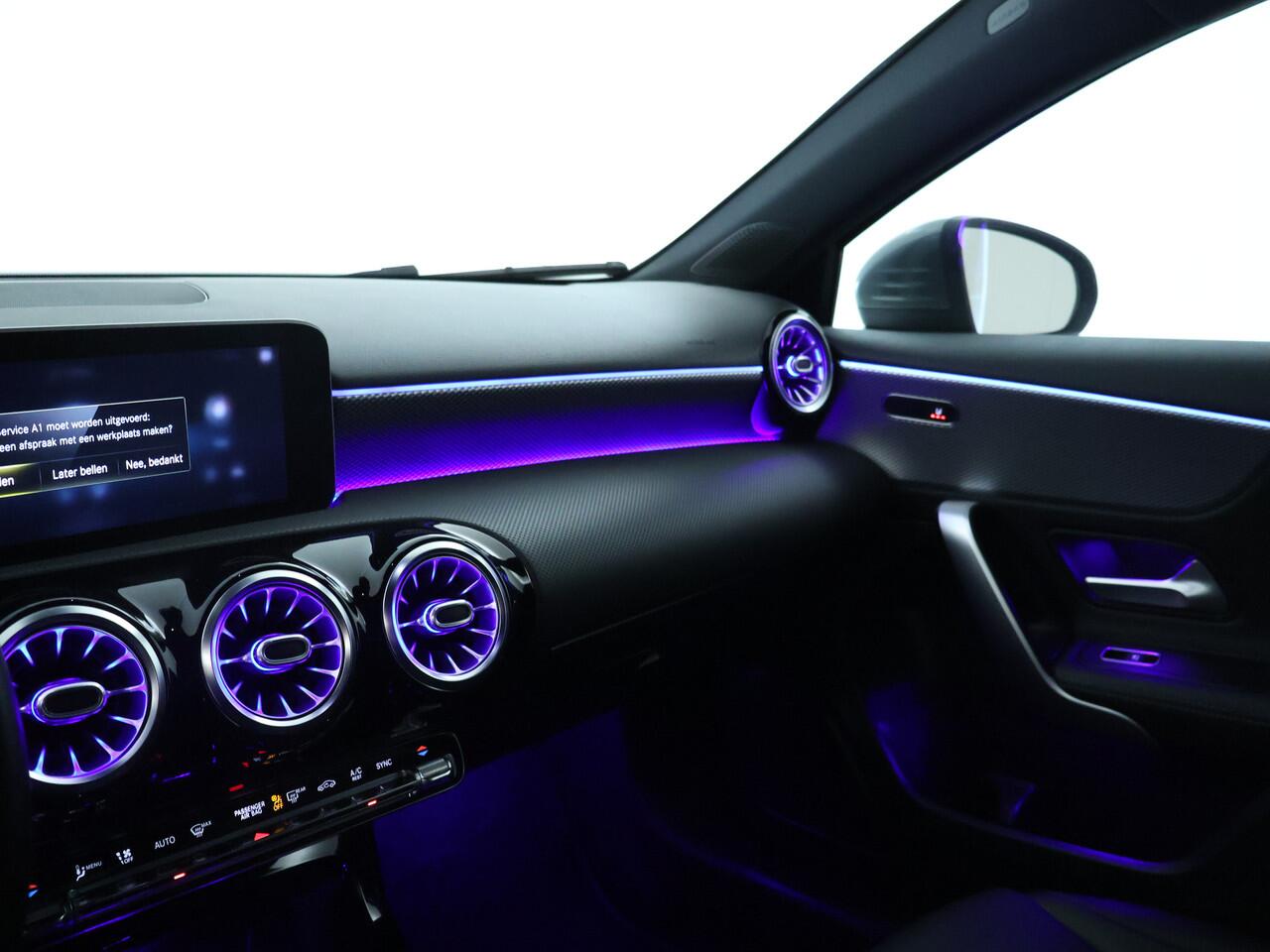 Mercedes-Benz A-KLASSE 160 Business Solution Luxury | Achteruitrijcamera | Sfeerverlichting | Stoelverwarming | Leder | Apple Carplay | Inclusief 24 maanden MB Certified garantie voor Europa.