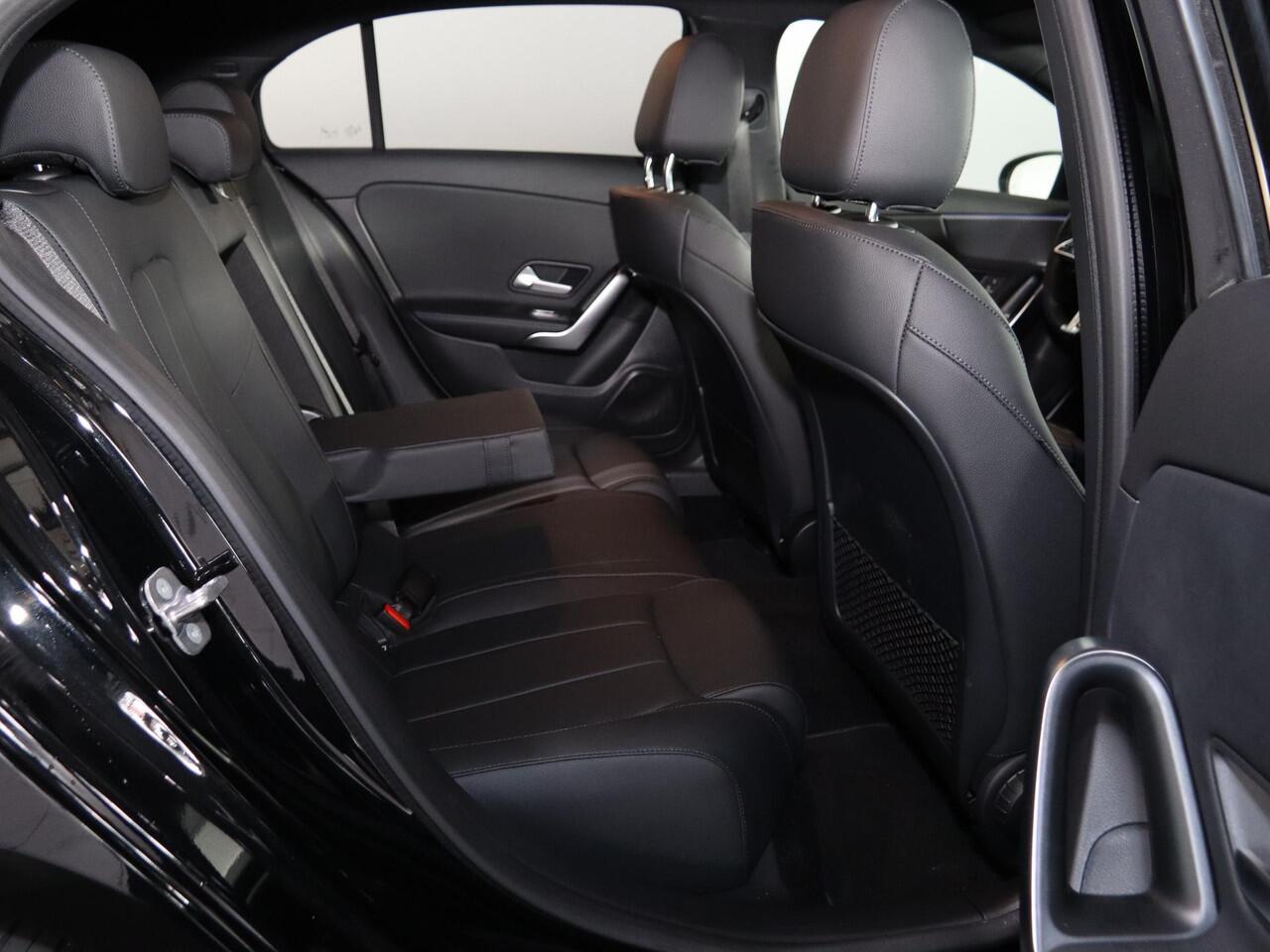 Mercedes-Benz A-KLASSE 180 Star Edition Luxury Line | Night | Distronic | Dodehoek assistent | Apple Carplay | Sfeerverlichting |