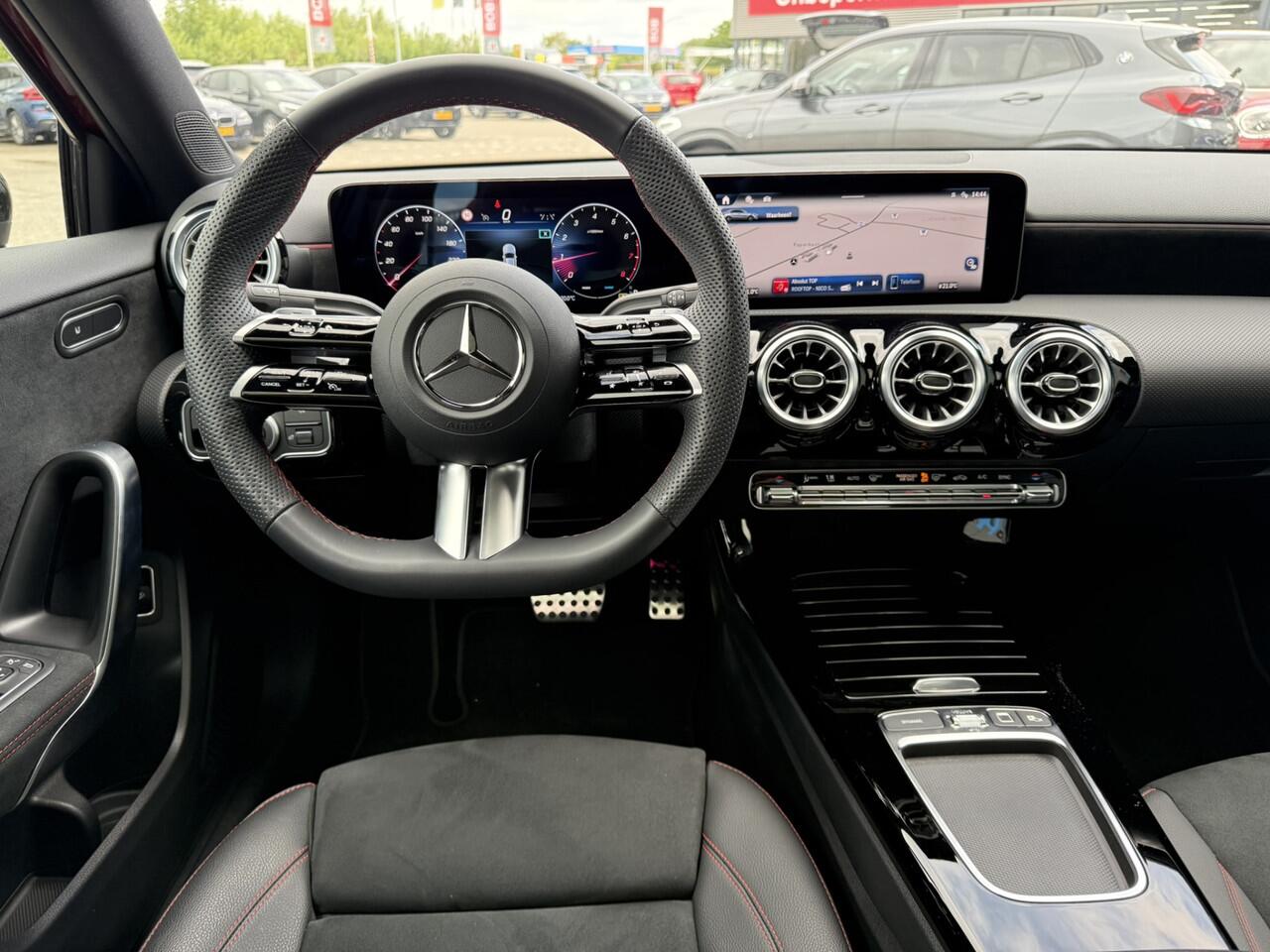 Mercedes-Benz A-KLASSE 180 AMG Line Star Edition 19 Inch Panoramadak Trekhaak Achteruitrijcamera