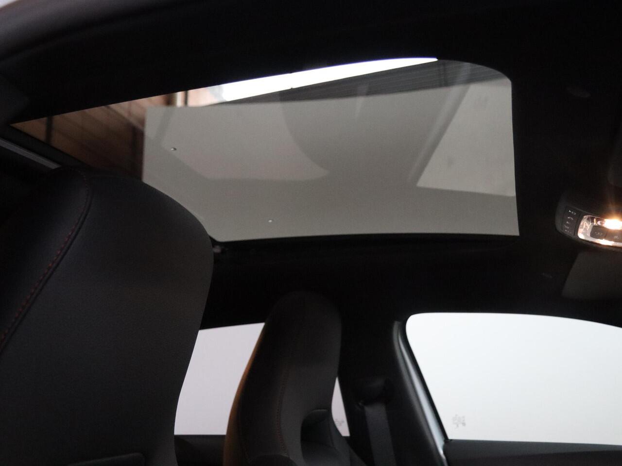 Mercedes-Benz A-KLASSE 180 Business Solution AMG | Panoramaschuifdak | Stoelverwarming | Achteruitrijcamera | MULTIBEAM LED |