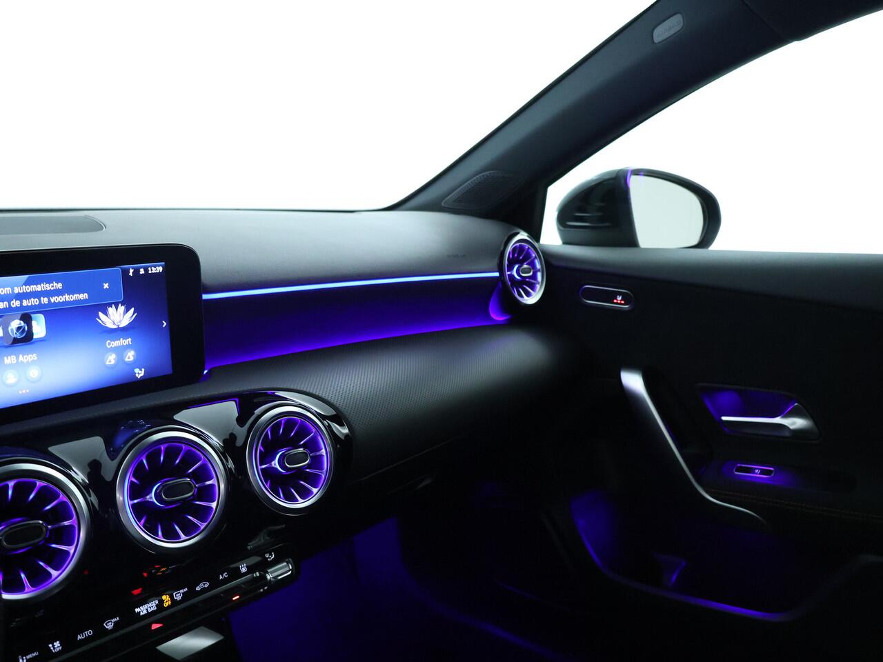 Mercedes-Benz A-KLASSE 250 e AMG Line | Achteruitrijcamera | Distronic | Apple Carplay | Verwarmd Stuurwiel | Sfeerverlichting | Inclusief 24 maanden MB Certified garantie voor Europa.