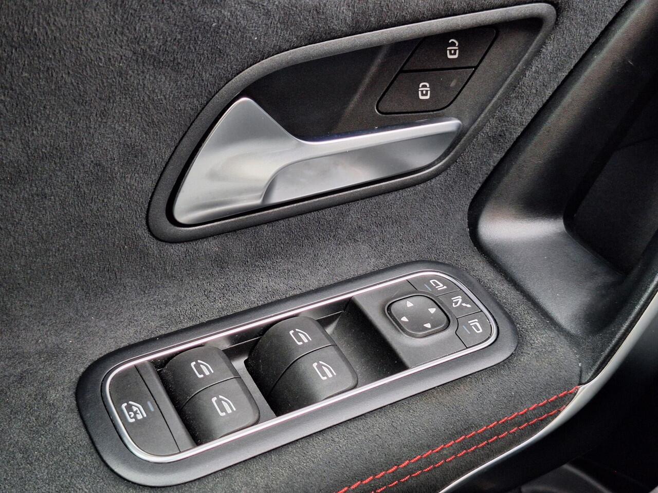 Mercedes-Benz A-KLASSE 250 e AMG Line | Panoramadak | Night pakket | Achteruitrijcamera | Sfeerverlichting | Multibeam LED | Keyless-GO