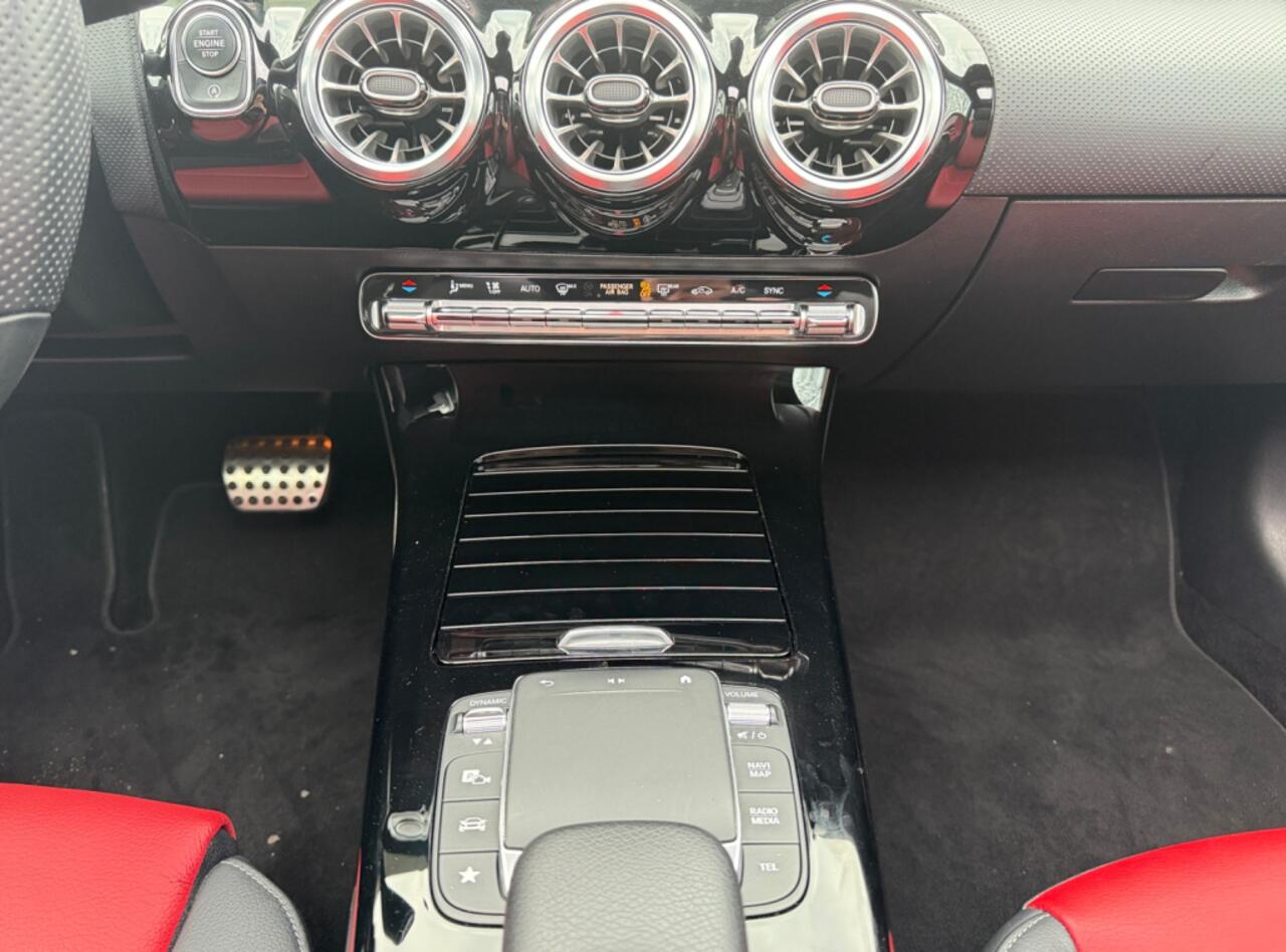 Mercedes-Benz A-KLASSE 180 AMG Line I Panoramadak I Leder I Widescreen